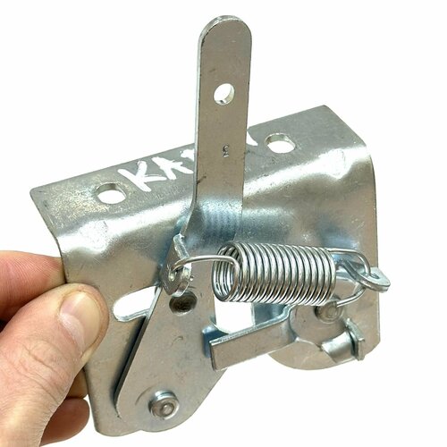 Замок МТЗ капота трактора 80-8402410 900₽