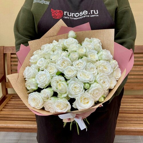 Изображение товара Живые цветы букет белых кустовых роз в упаковке 21 шт. 40 см. "Лондон", сорт - Мисс Бомбастик, Rurose