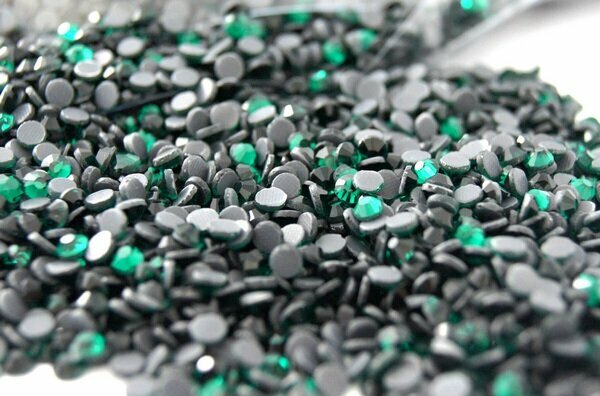 Стразы ss16 термоклеевые 4 мм 10гр. горячей фиксации, цв. 205 зеленый