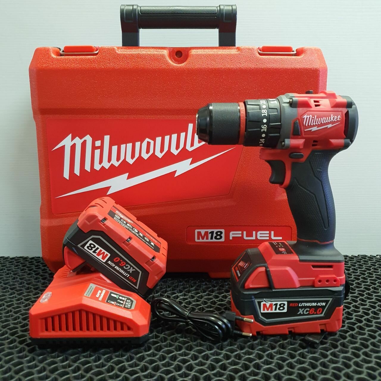 фото Аккумуляторный бесщеточный ударный Шуруповерт Milwaukee 18V