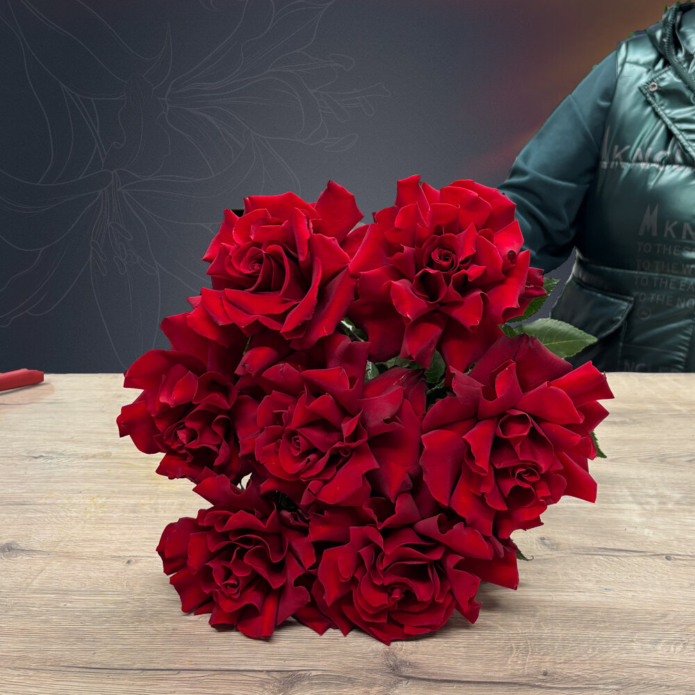 Пышный букет из 7 красных роз во Французском стиле с атласной лентой от 2name Flowers