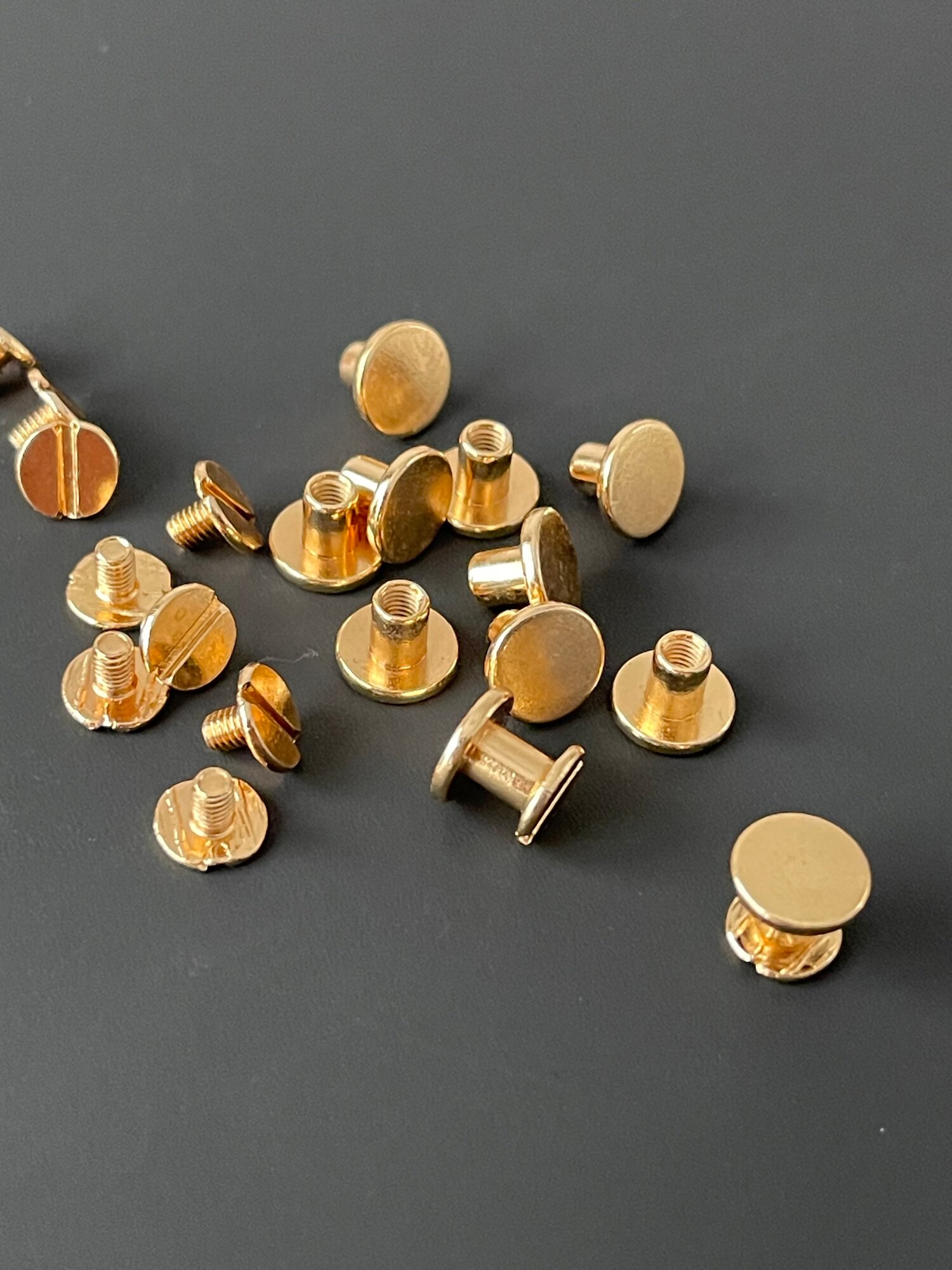 Винт ременной 9х6,5 мм, болт для ремня, винт Чикаго 6,5 мм, золотистый, 10шт. — фото 1