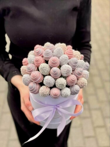 Изображение товара Бокс круглый с клубникой в розовом и фиолетовом шоколаде, кокос, белый воздушный рис, Purple, 20 см