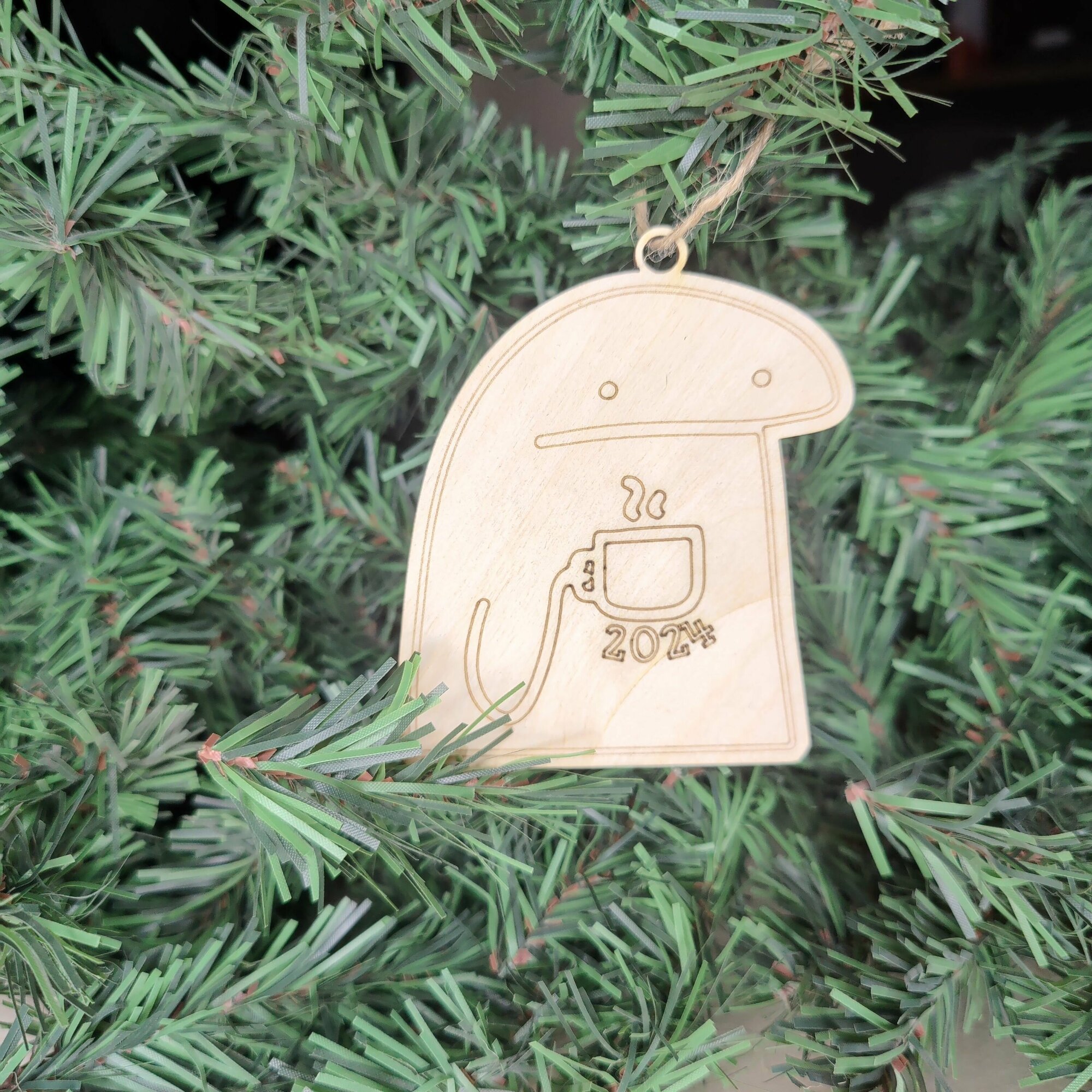 Деревянная елочная игрушка мем "Пьет чай", 1 штука, цвет бежевый