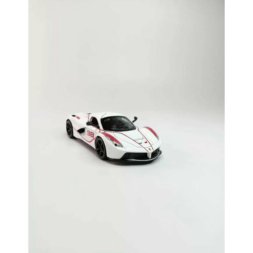 Машинка игрушка металлическая Ferrari Laferrari 1:24