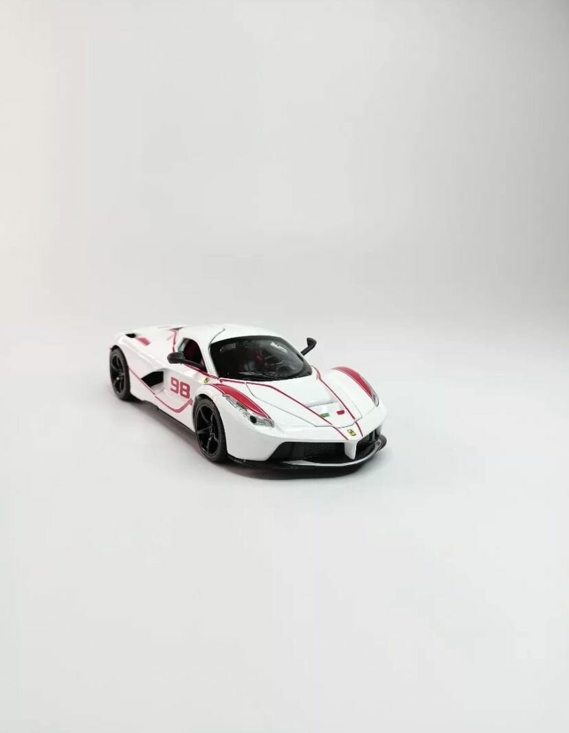 Машинка игрушка металлическая Ferrari Laferrari 1:24