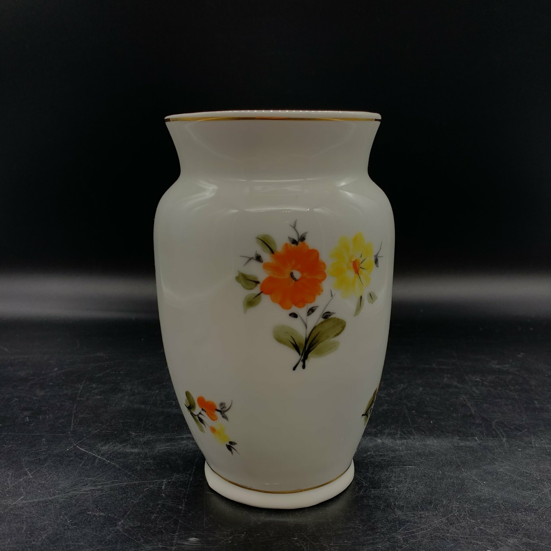 фото Ваза, украшенная золочением и цветочным оранаментом, фарфор, золочение