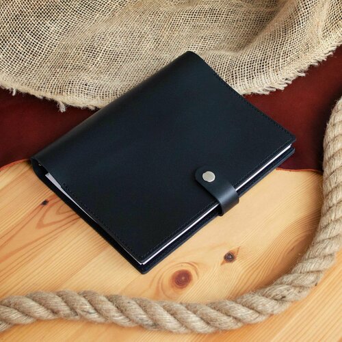 Изображение товара Кожаный ежедневник на кольцах со сменными блоками формата А5. На кнопке. Цвет черный