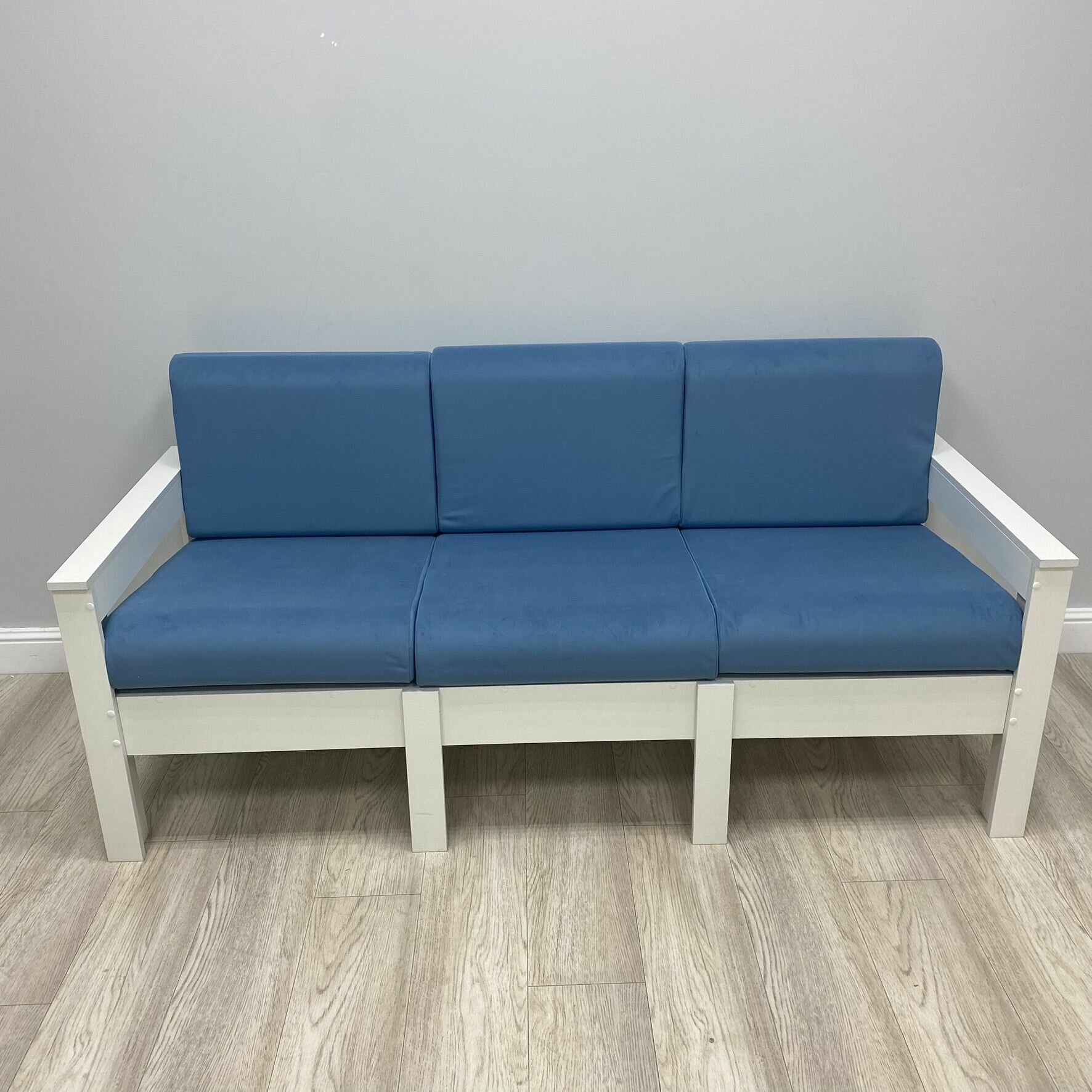 фото Диван Айдахо New Victoria трехместный, каркас белый, велюр голубой