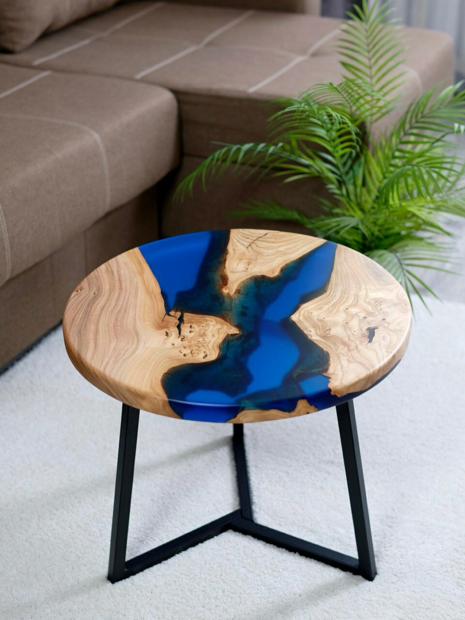 фото Стол журнальный Redwoodloft из массива карагача, 50 см, эпоксидная смола