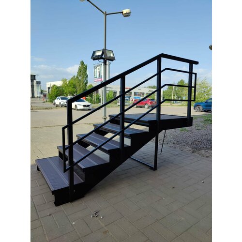 Лестница-крыльцо 3 ступени с площадкой, с ДПК, ограждение справа.