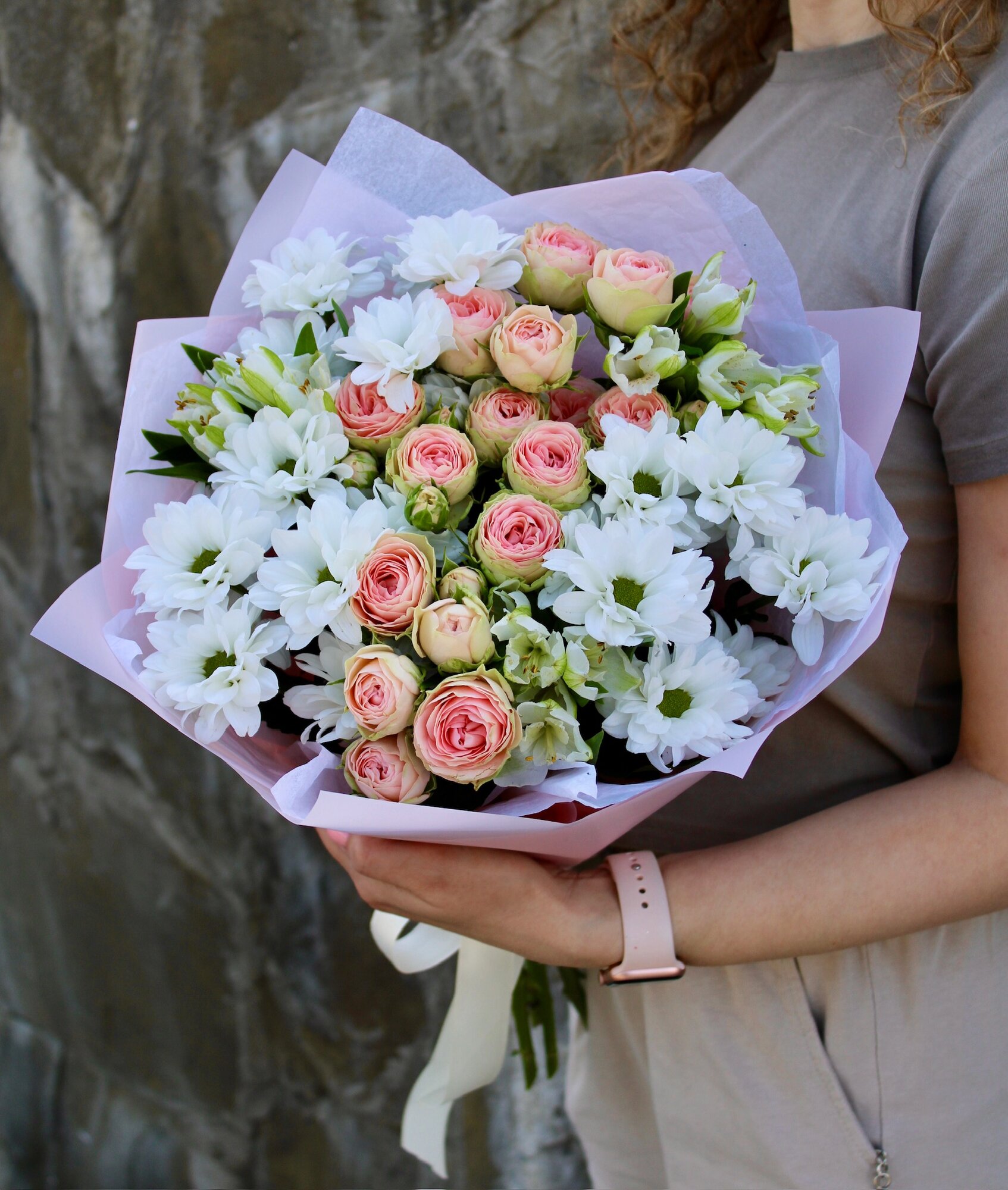 Букет авторский из кустовых роз альстромерии и кустовой хризантемы