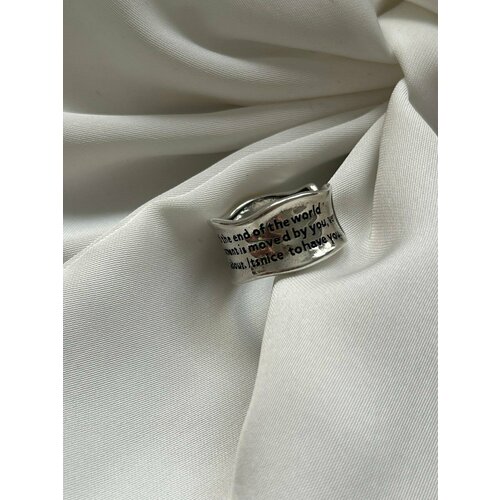 фото Кольцо незамкнутое кольцо с гравировкой, размер 17, серебряный hoopring