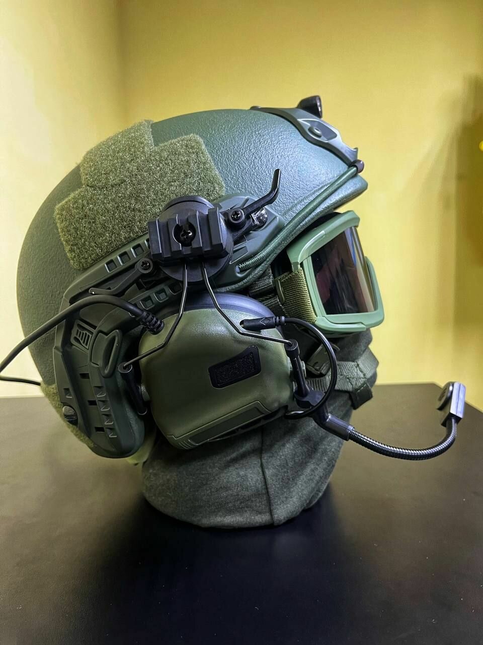 Наушники стрелковые активные с креплением на шлем/тактические военные с гарнитурой с микрофоном для связи зеленые