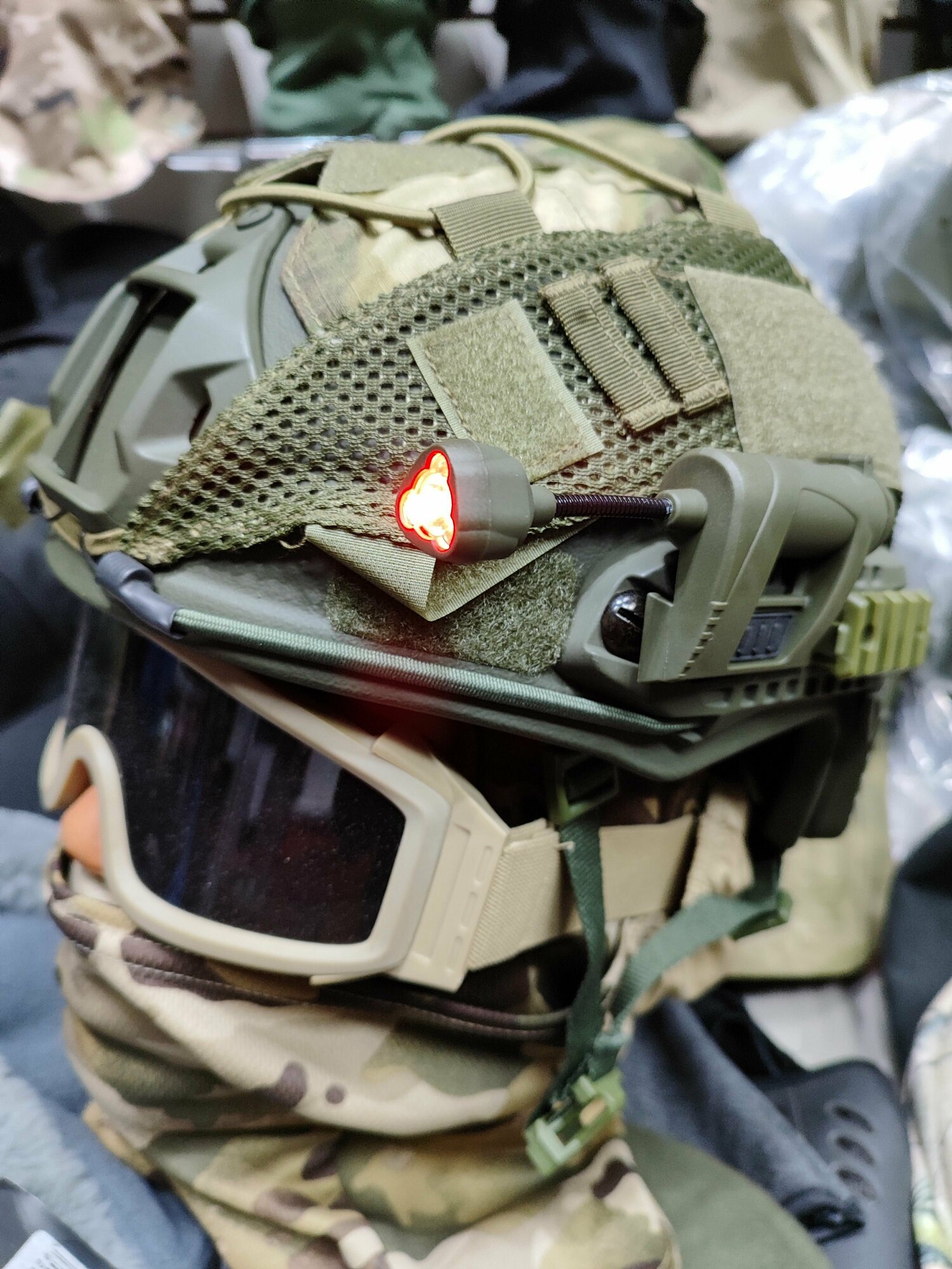 Тактический фонарь с креплением на каску шлем
