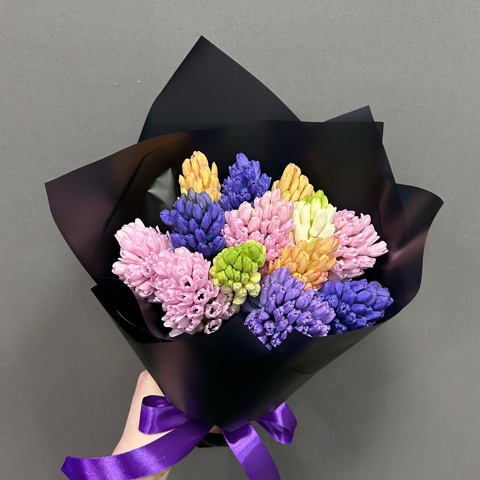 Монобукет гиацинта ФЛАВЭЛЬ 15 цветов 30см черная матовая упаковка атласные ленты