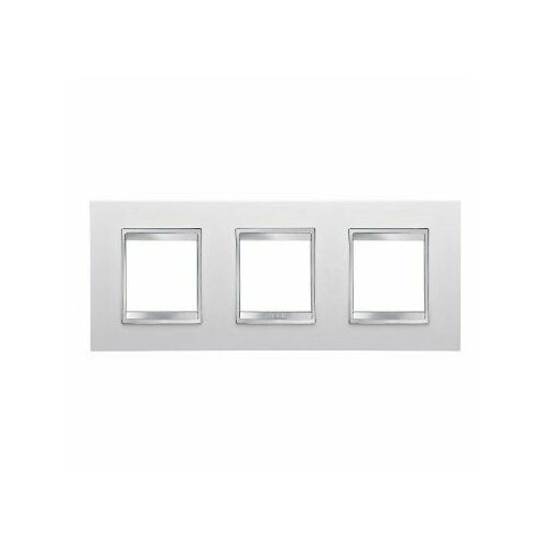 Рамка декоративная 3 поста с хромированным ободком, пластик LUX Internetional. Цвет Молочно-белый. Gewiss CHORUS. GW16226TB