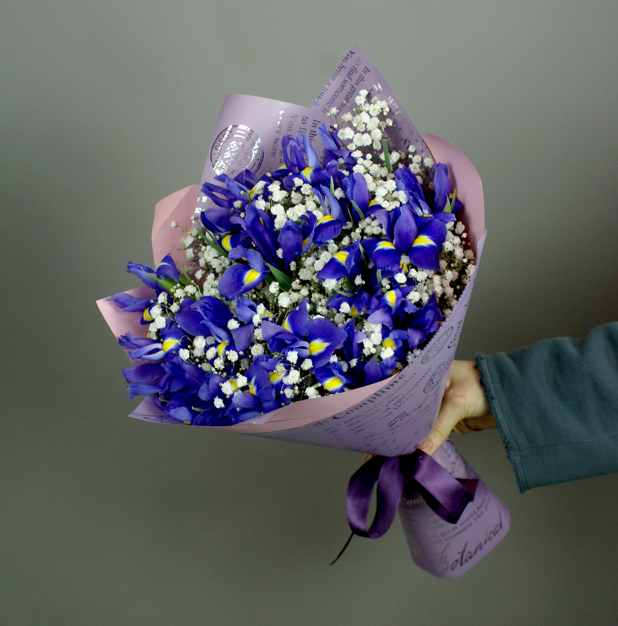 Букет из ириса и гипсофил 15 штук ириса и 4 штуки гипсофил 