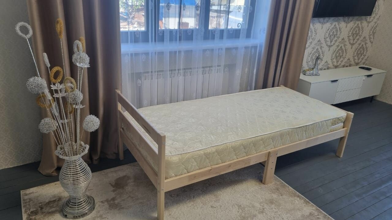 фото Кровать односпальная 700*1800 с ножной спинкой массив березы без покрытия