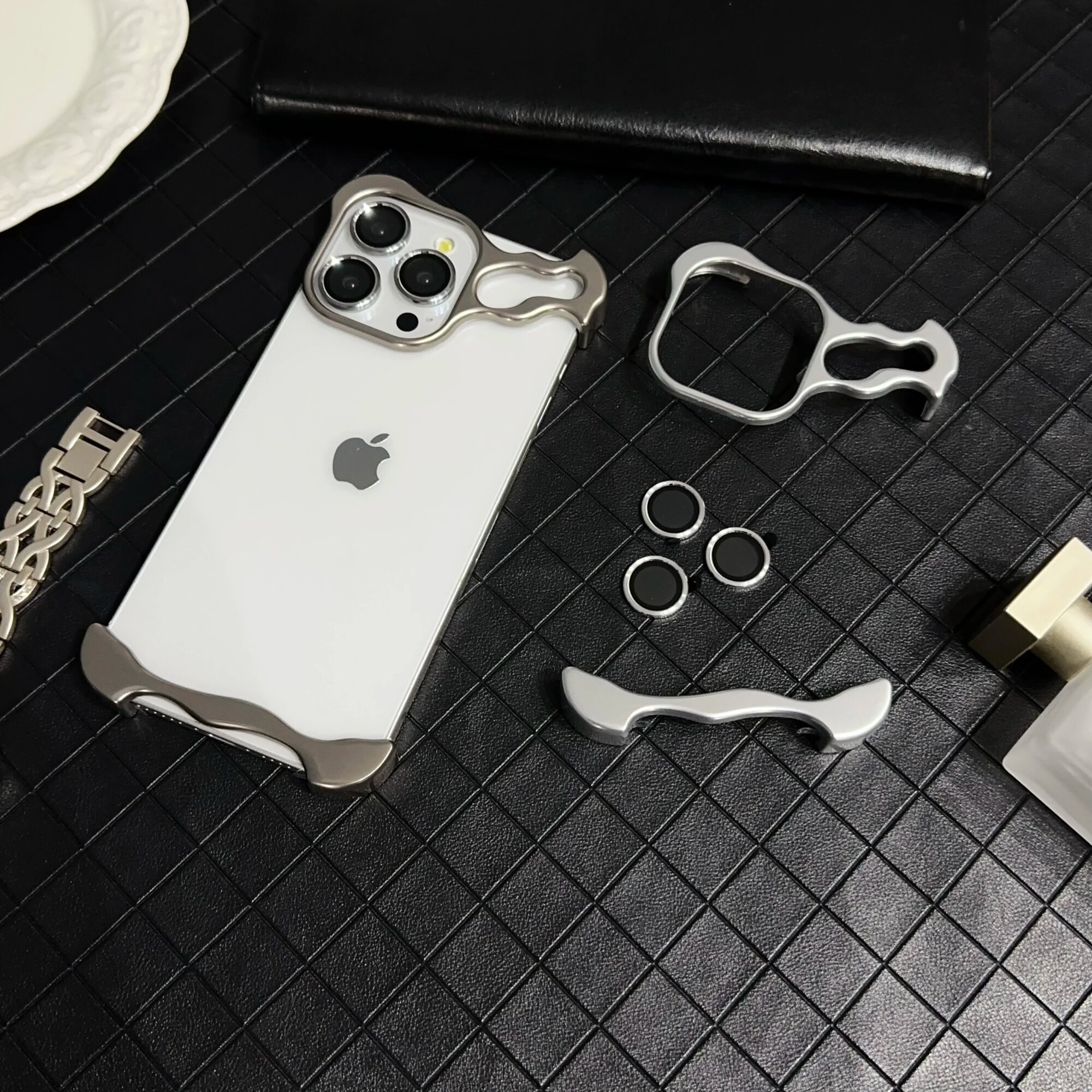 Необычный металлический чехол для телефона из алюминиевого сплава для iPhone 16, 15, 14, 13, 12, Pro Max, защитное противоударное кольцо с металлическим объективом и изображением пришельца, Grey, For iPhone 13, Защитный чехол и камера — фото 1
