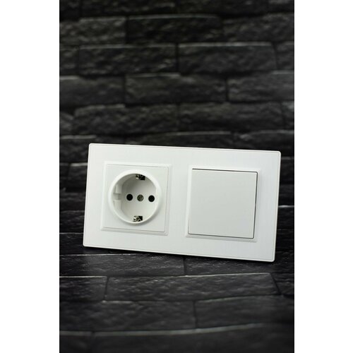 Розетка с выключателем одноклавишным белая