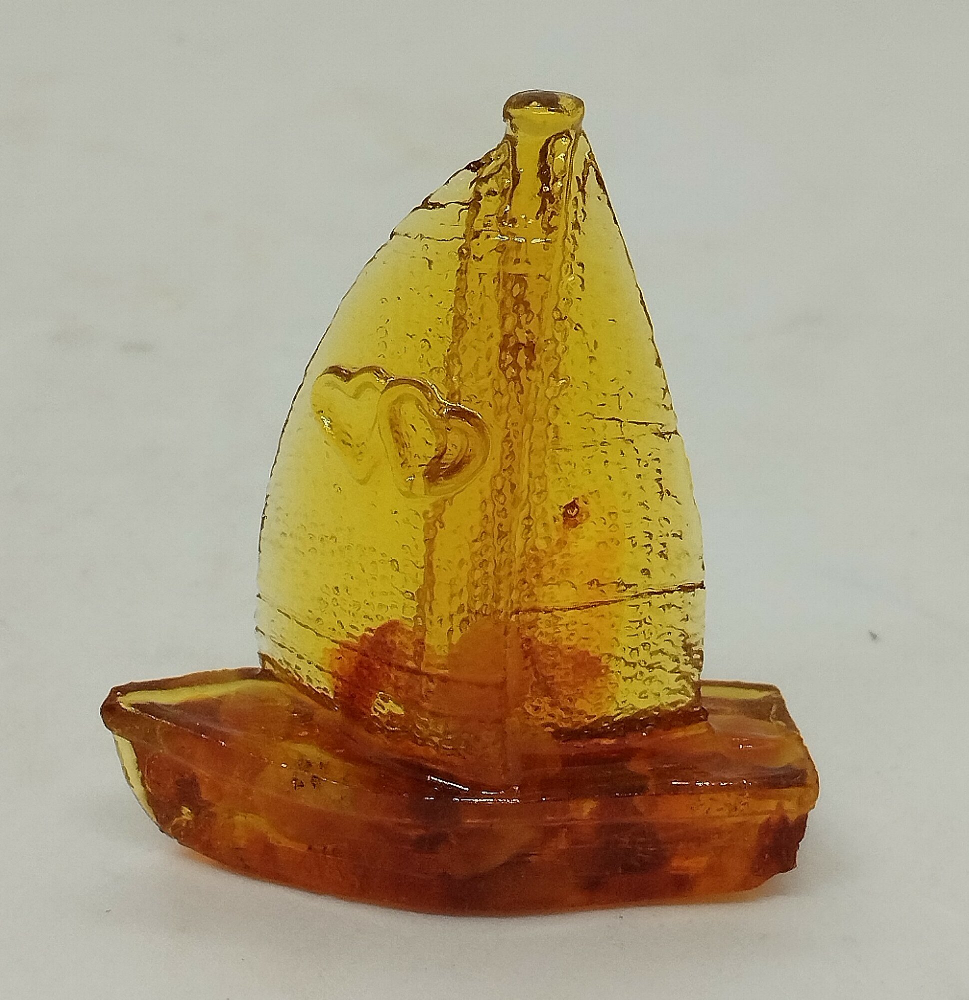 Янтарная фигурка Яхта, 12 г — фото 1