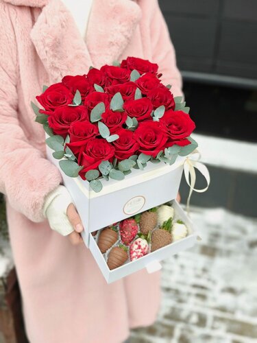 Изображение товара Шкатулка с цветами, 16 клубник в белом и молочном шоколаде, малина, темный рис, 17 красных роз, эвкалипт, Romance 2, L