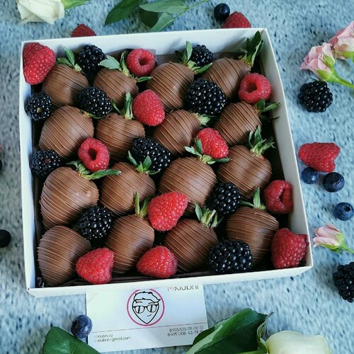 Изображение товара Подарочный набор Mklubni "Classic", из клубники в шоколаде с малиной и ежевикой, в коробке