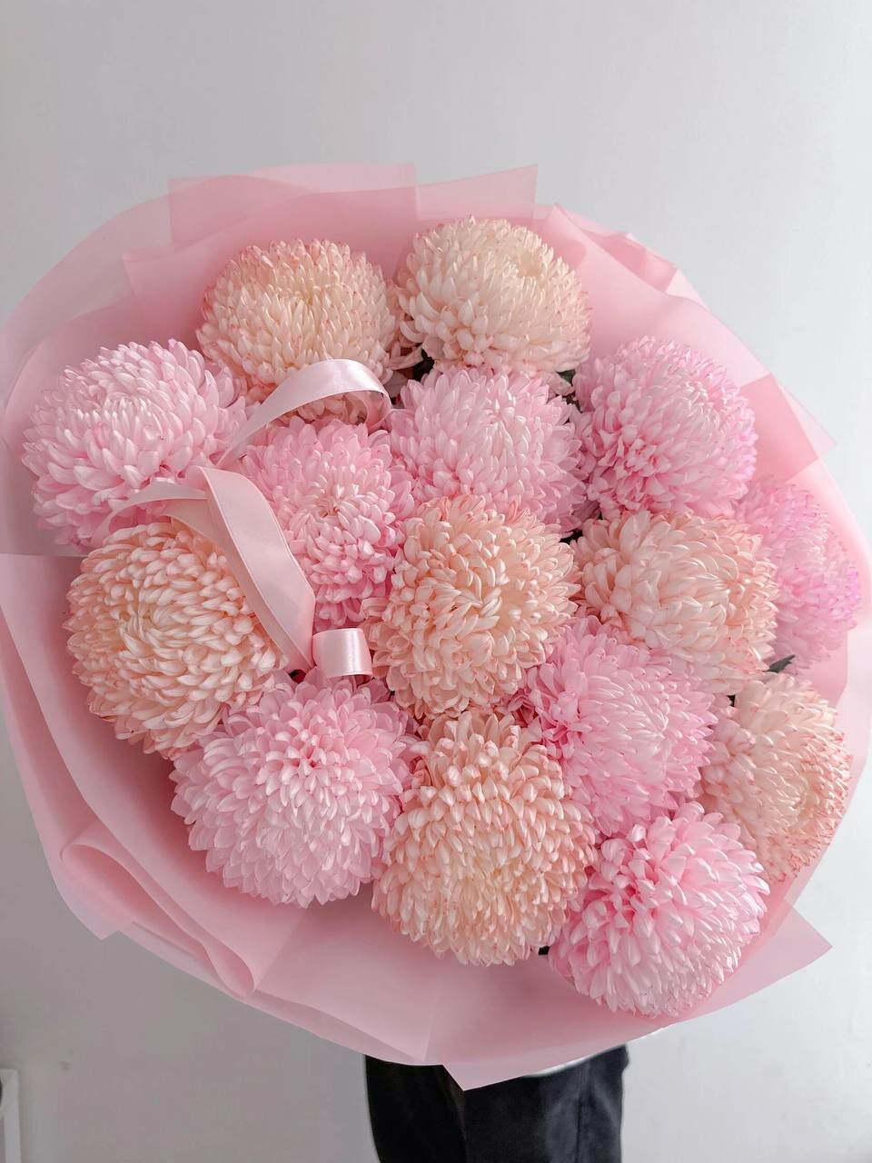 Пышный букет из нежной пионовидной хризантемы шариков peach&rose 15 шт. от FlowersGo