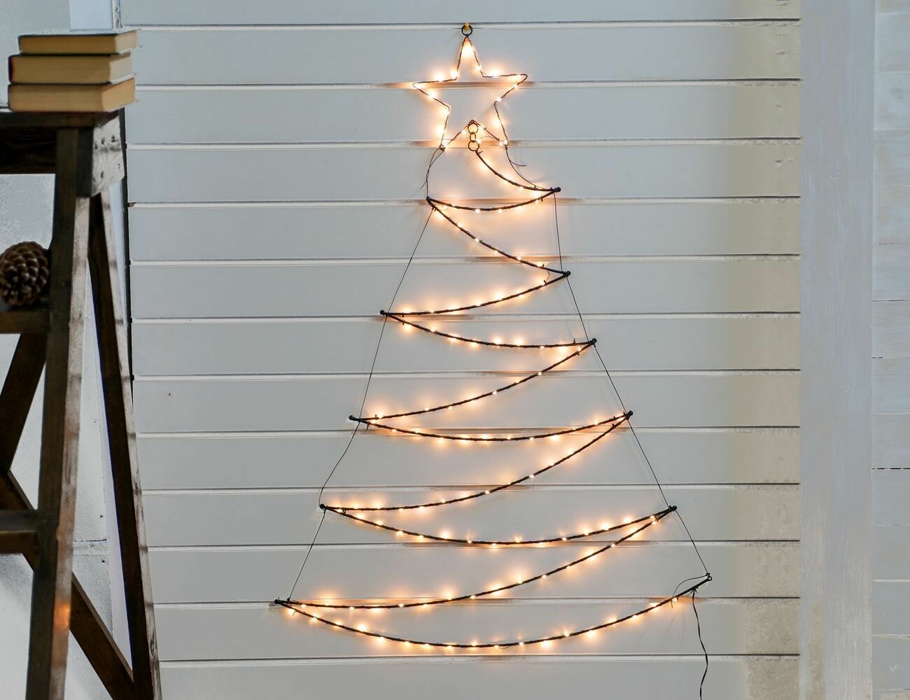 Светящаяся настенная ёлка новогодний зигзаг, 110 экстра тёплых белых микро LED-огней, 110 см, уличная, Kaemingk 496634