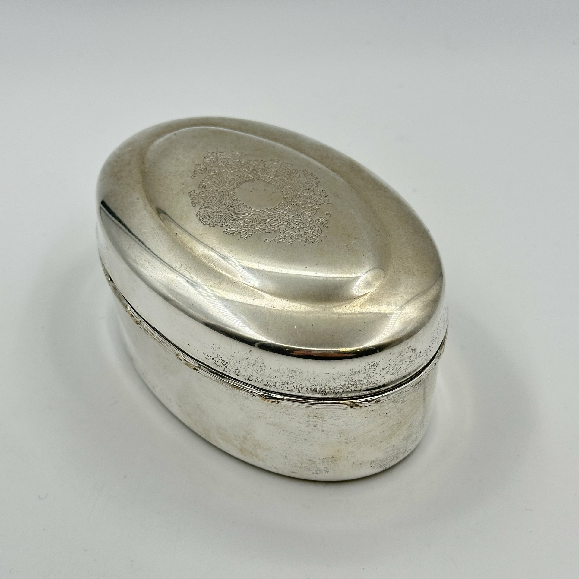 фото Шкатулка овальной формы, украшенная растительным декором, металл, серебрение