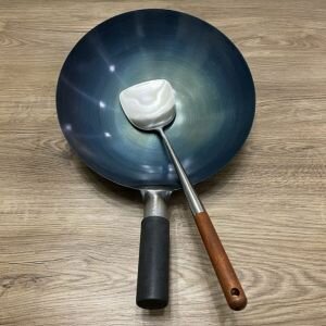 фото Сковорода ВОК традиционный 36 см подготовленый с ручкой и лопаткой в комплекте