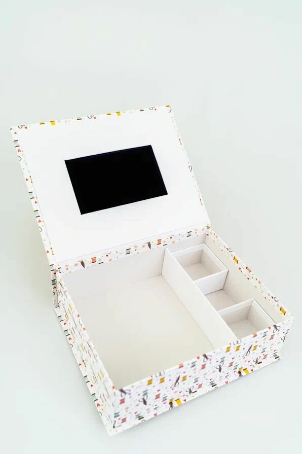 Подарочная Коробка - Шкатулка Cartonnage для рукоделия большая, 250 x 200 x 80 мм. "Ножницы", белый