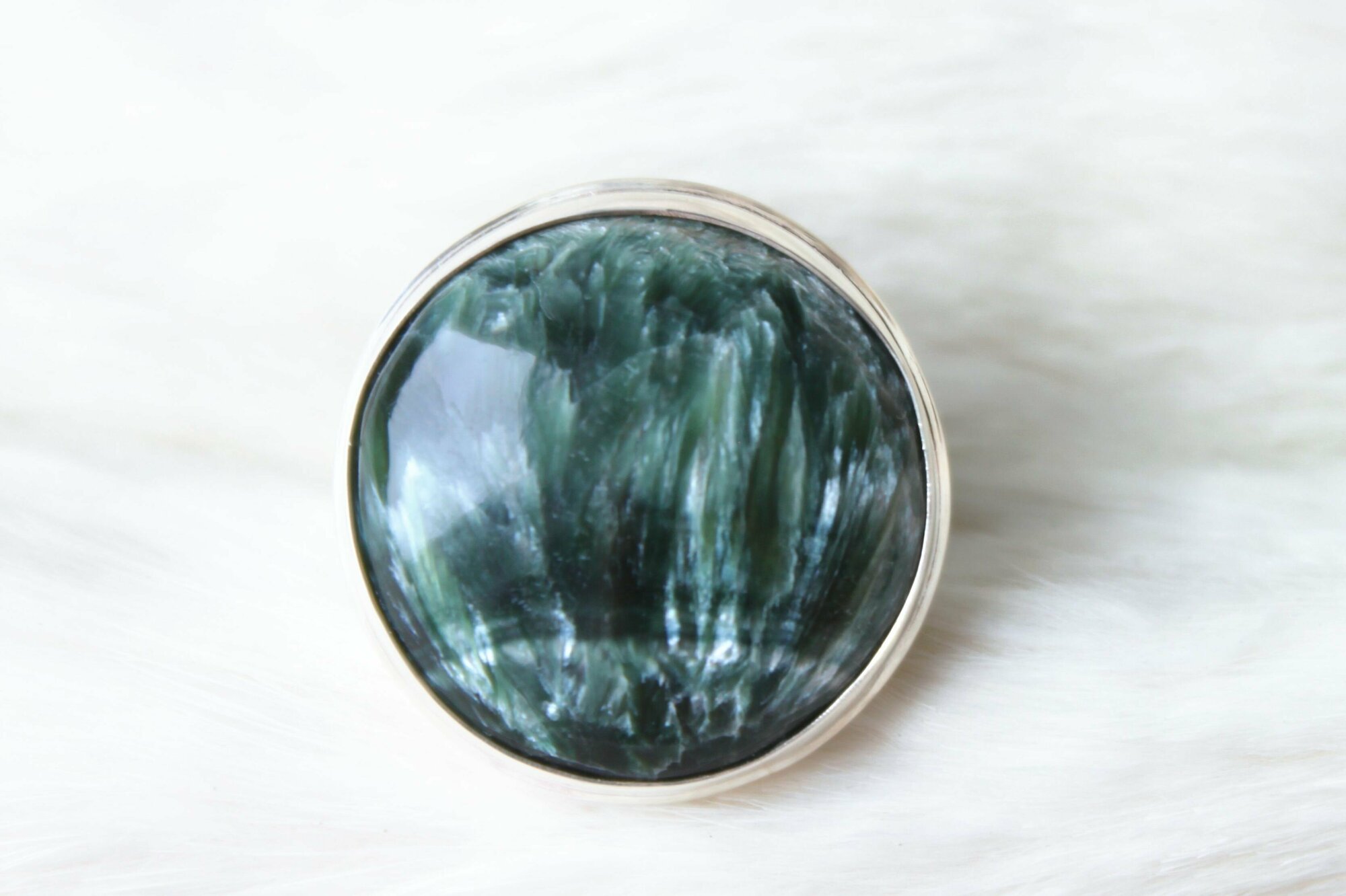 Кольцо с серафинитом клинохлором круглое