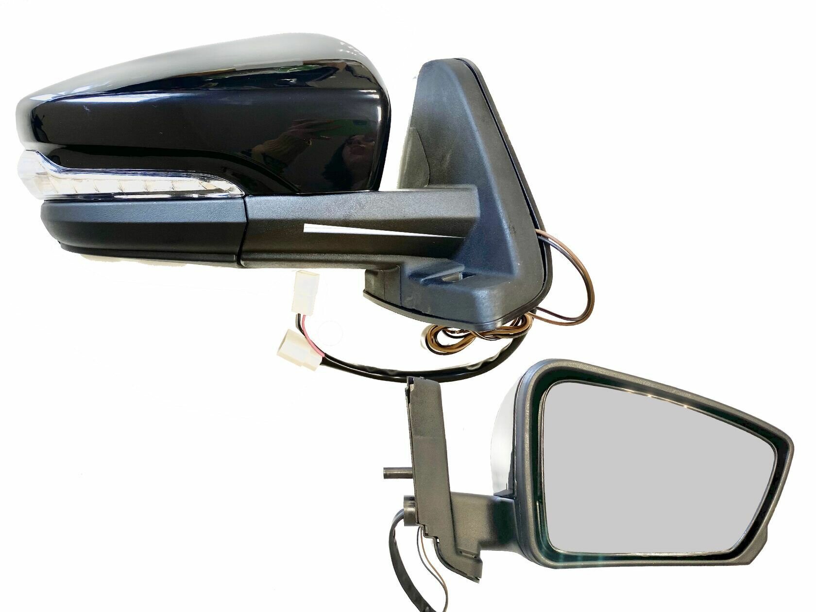 фото Комплект боковых зеркал с электроприводом регулировки для ВАЗ 21213, 21214, Нива Урбан. Корпус выполнен в стиле зеркал Гранта Лифтбэк, с повторителем поворота и обогревом.