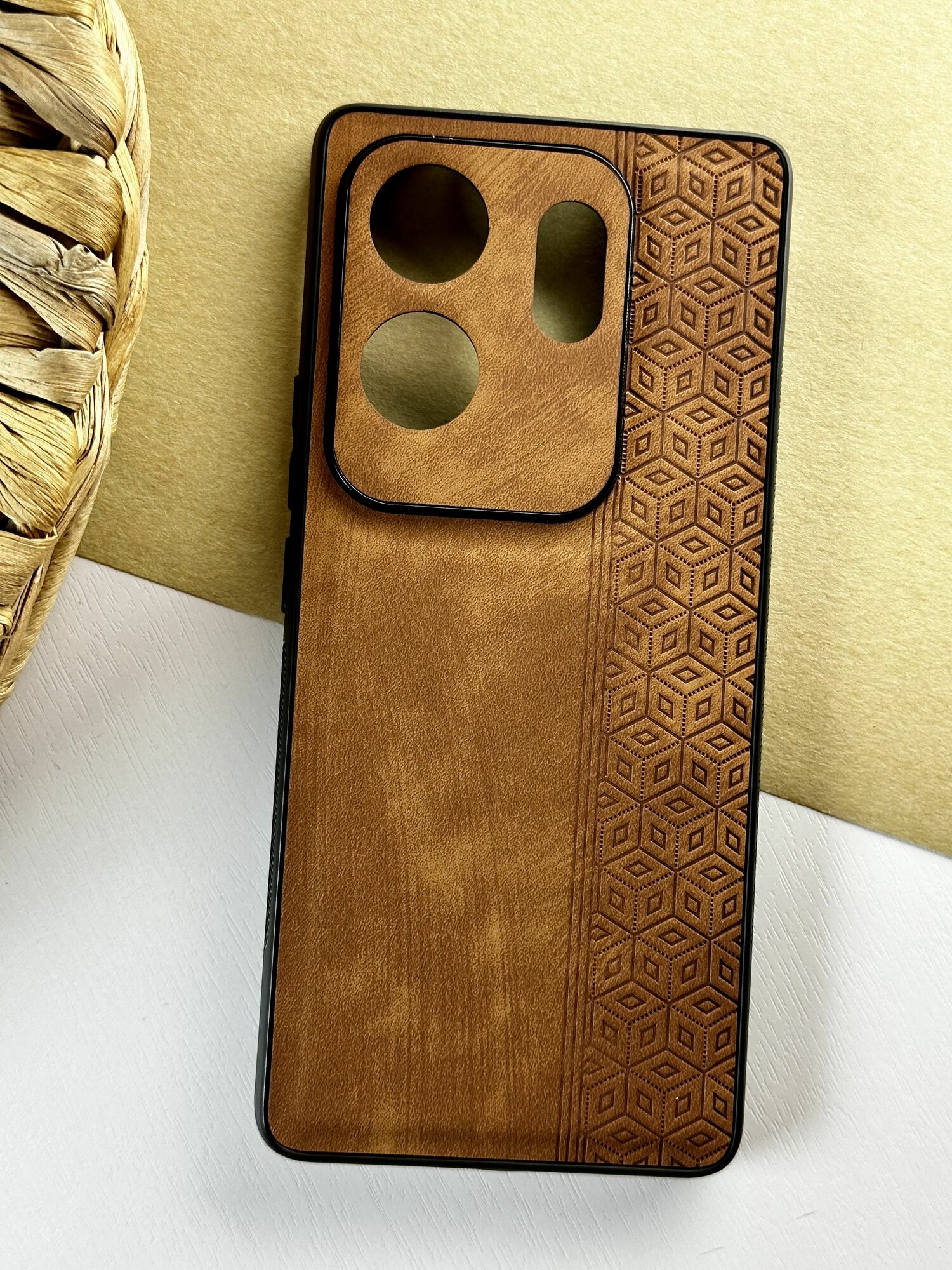 Чехол кожаный на Infinix Zero 30 4G /Чехол на Инфиникс Зеро 30 4g с защитой камеры, геометрия, коричневый — фото 1
