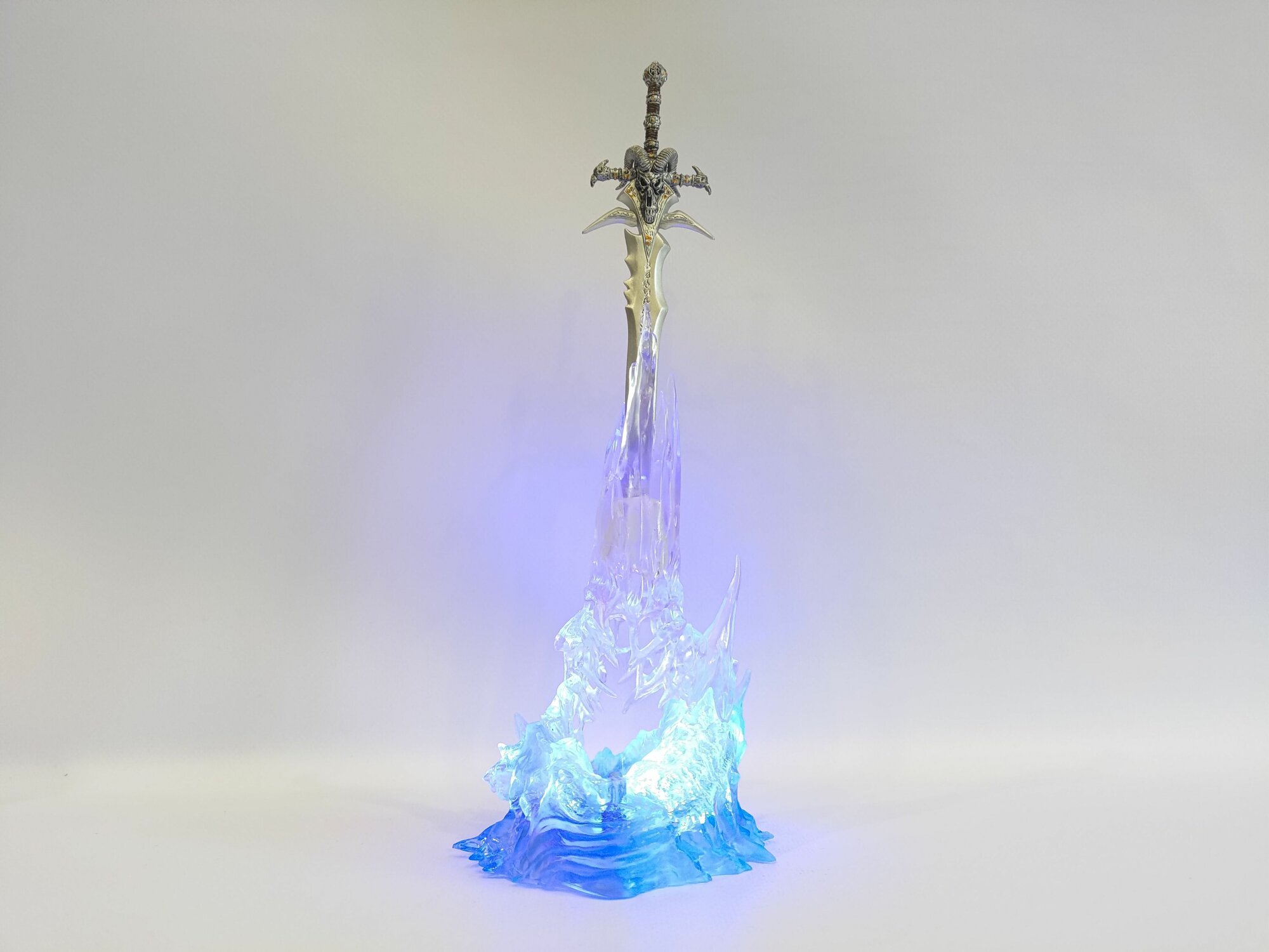 Фигурка из Игры World of Warcraft, меч Короля Лича Frostmourne, 25см (подсветка) — фото 1