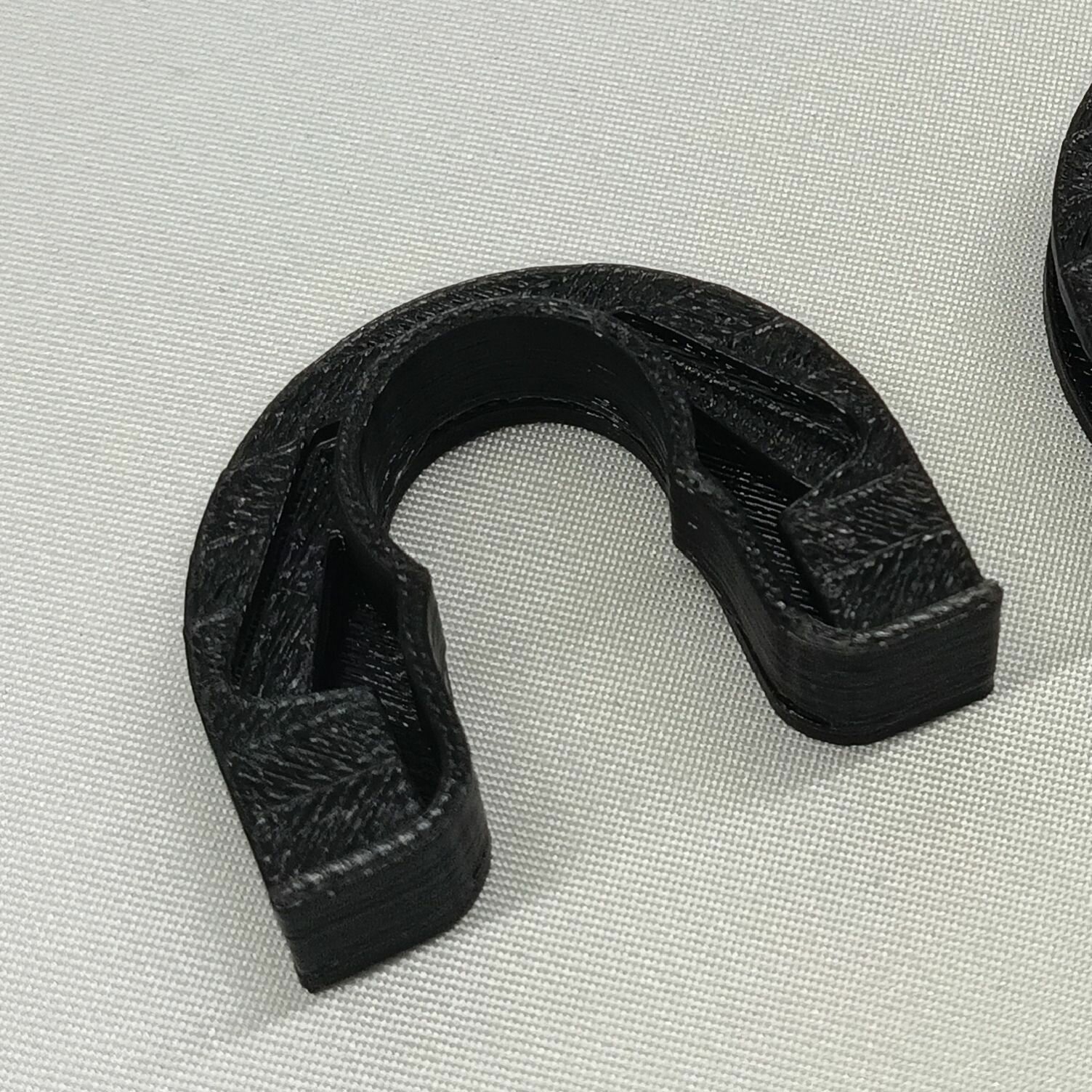 Клипса защелка полки багажника Nissan Micra K12, черного цвета — фото 1