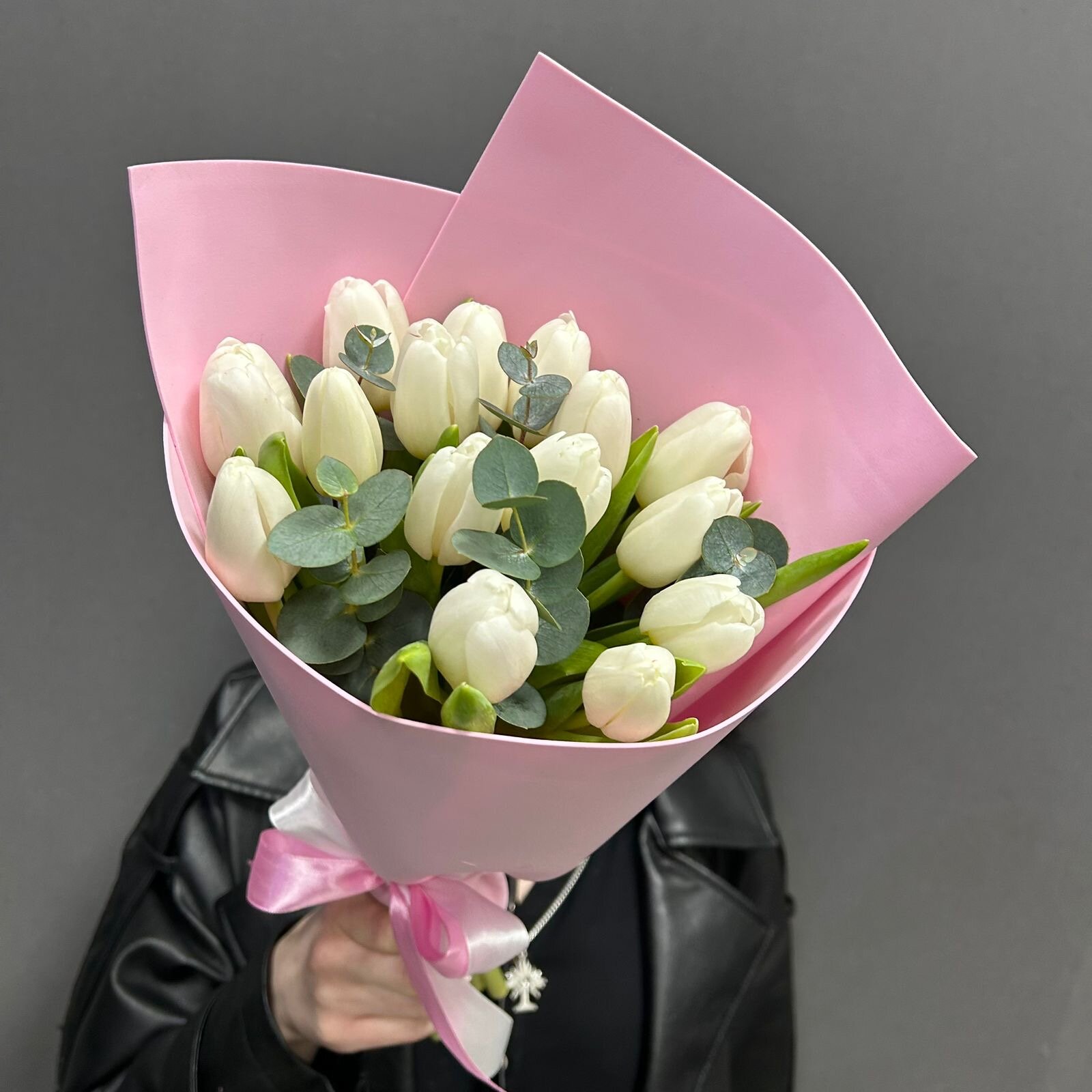 Букет из 15 белых тюльпанов и эвкалипта