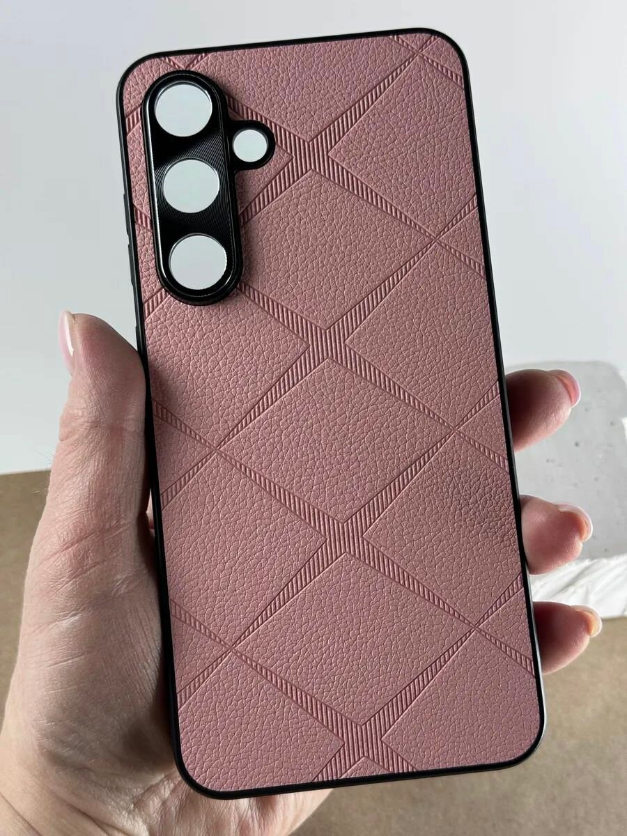Чехол на Samsung Galaxy S24 FE / Чехол на Самсунг S24 FE с защитой камеры, текстура кожи, розовый — фото 1