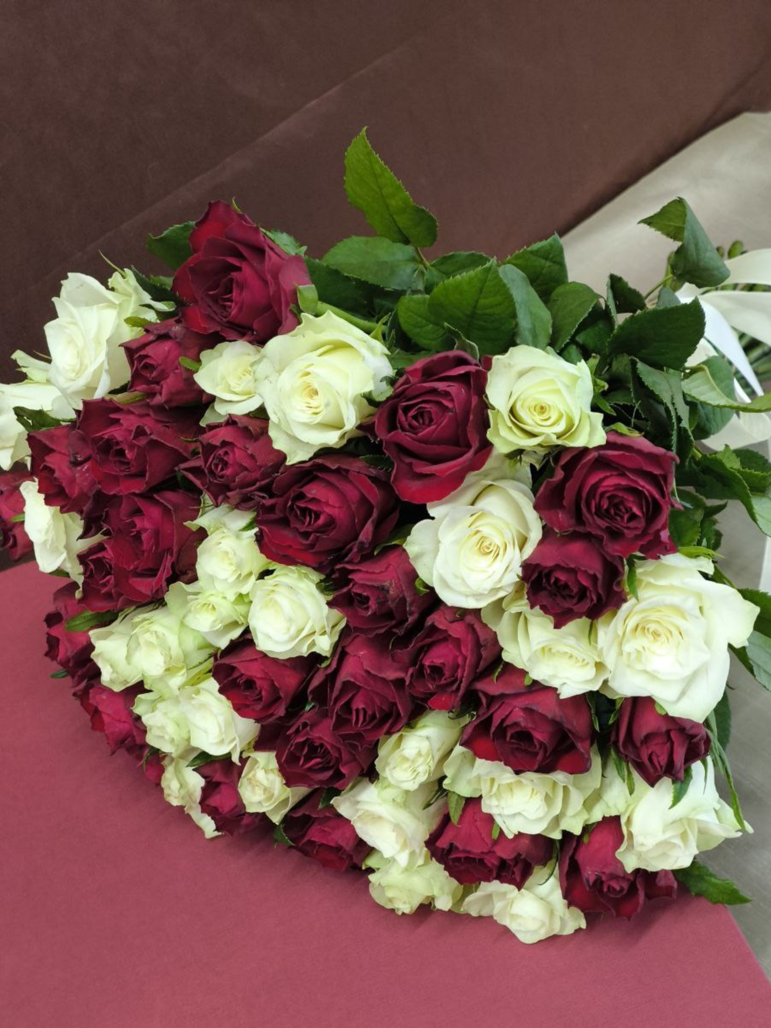 Букет живых цветов из Роз Микс Красная Белая 51 шт. высота 42 см. SIMFONI FLOWERS