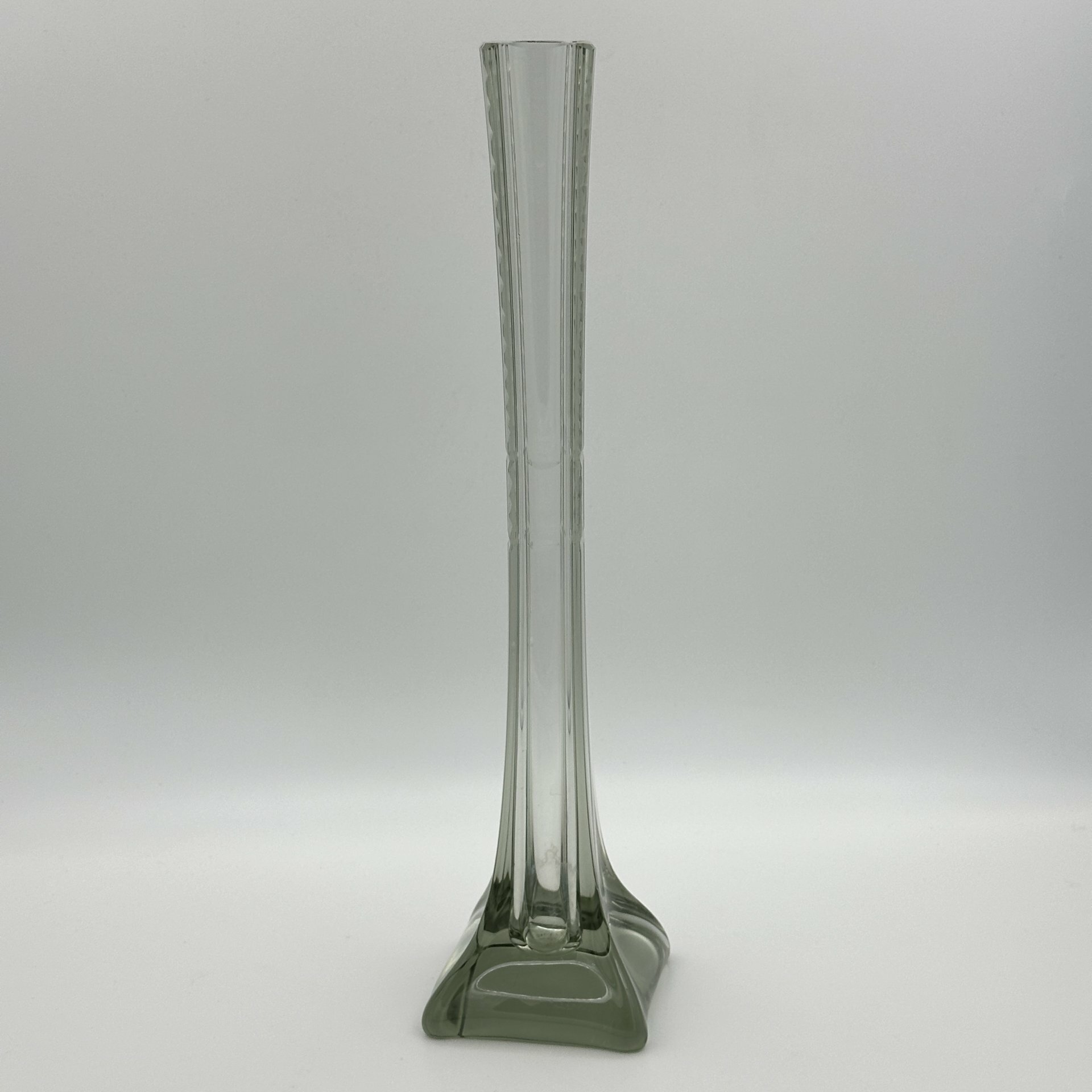 фото Ваза формы "Берц" для одного цветка, стекло, выдувание, резьба, СССР, 1930-1950 гг.