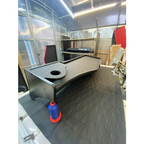 Стол-полка на торпеду для Scania 4R 1995-2007 Черная экокожа Серые соты Подстаканник 8767₽