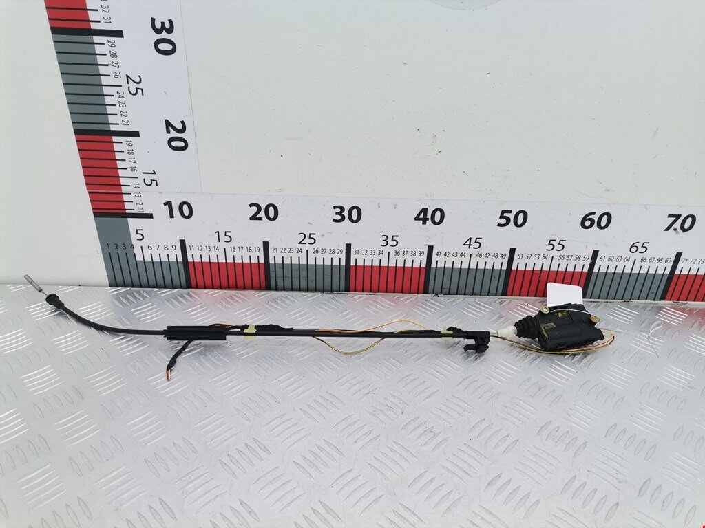 Сервопривод (электропривод моторчик привода) лючка бензобака Opel Corsa D арт. 1831239
