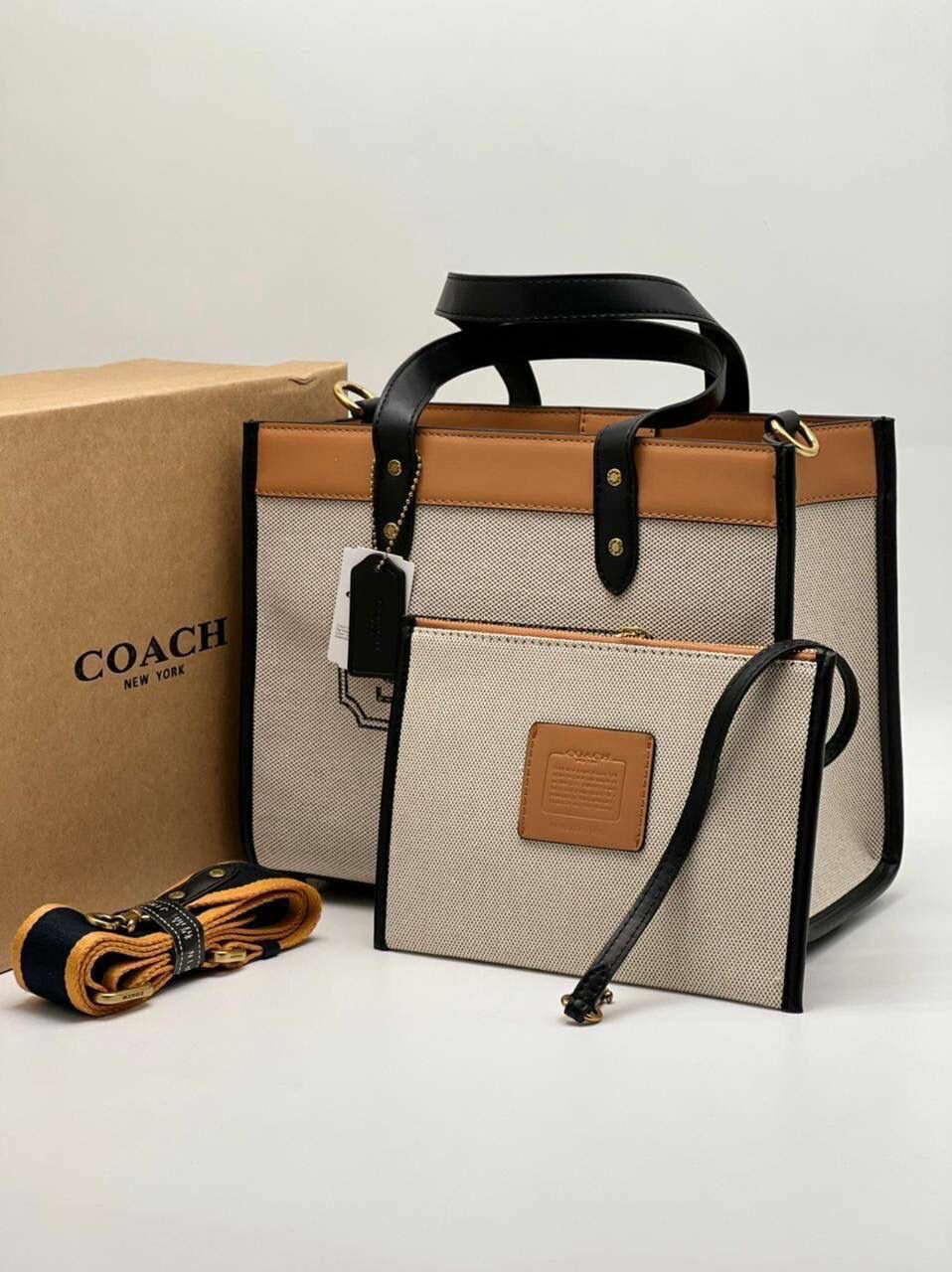 фото Сумка женская "Coach Field Tote 30 with Badge", бежевая