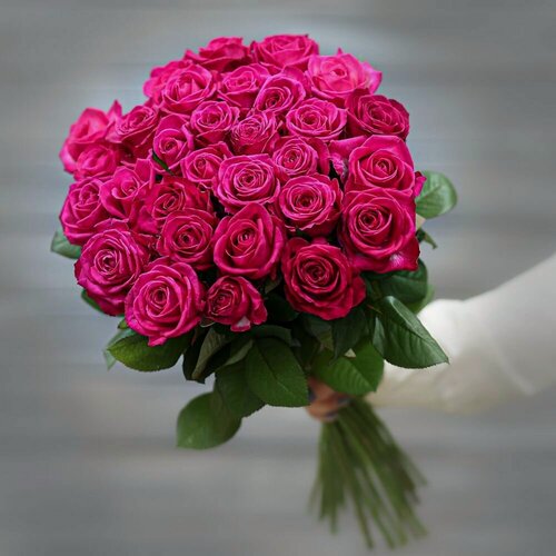 Изображение товара Букет живых цветов из 31 малиновой розы (Россия) с лентой 50 см