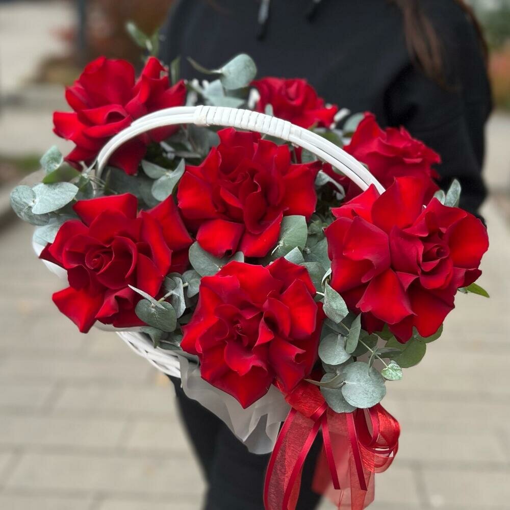 Корзина с красными французскими розами и эвкалиптом - ROMAN ROSE