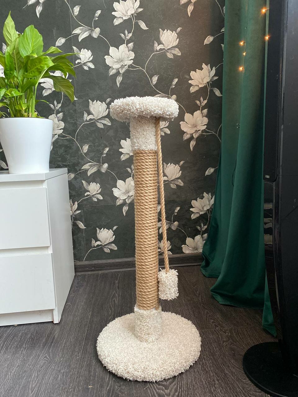 Столбик когтеточка с игрушкой из премиального ковролина и джута