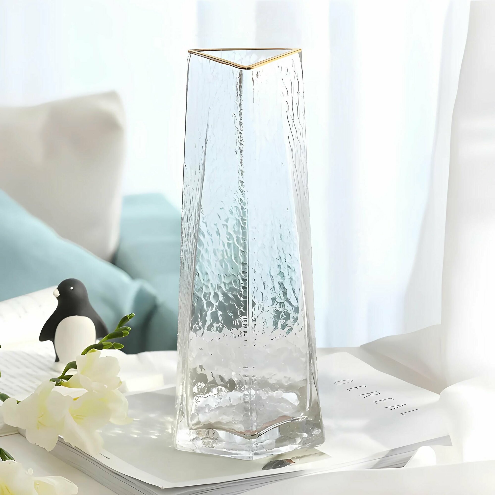 фото Ваза для цветов; сухоцветов; стеклянная; цвет прозрачная; настольная; декор интерьерная; стекло