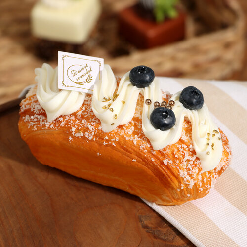 Муляж-антистресс Булочка со сливками 14х7х7см 676₽